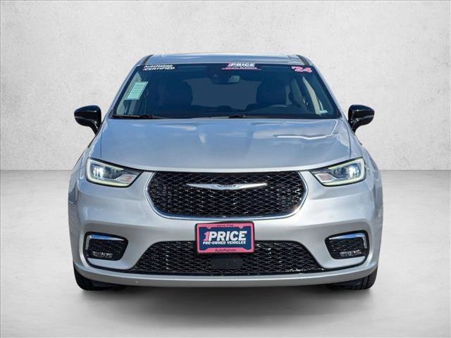 Used 2024 Chrysler Pacifica Touring-L image 2