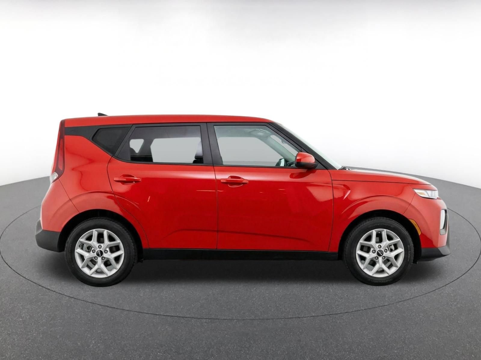Used 2025 Kia Soul LX w/ LX Technology Package FWD image 9