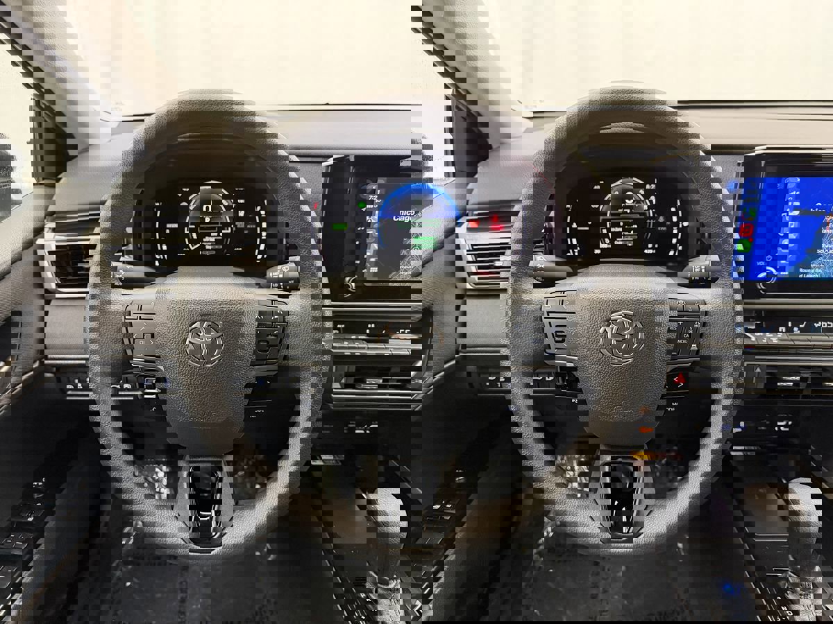 Used 2025 Toyota Camry LE image 8