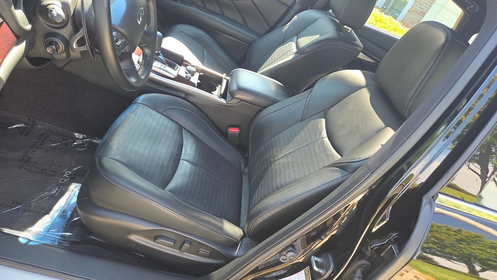 Used 2019 INFINITI Q70 Luxe w/ Sport Package AWD/4WD image 17