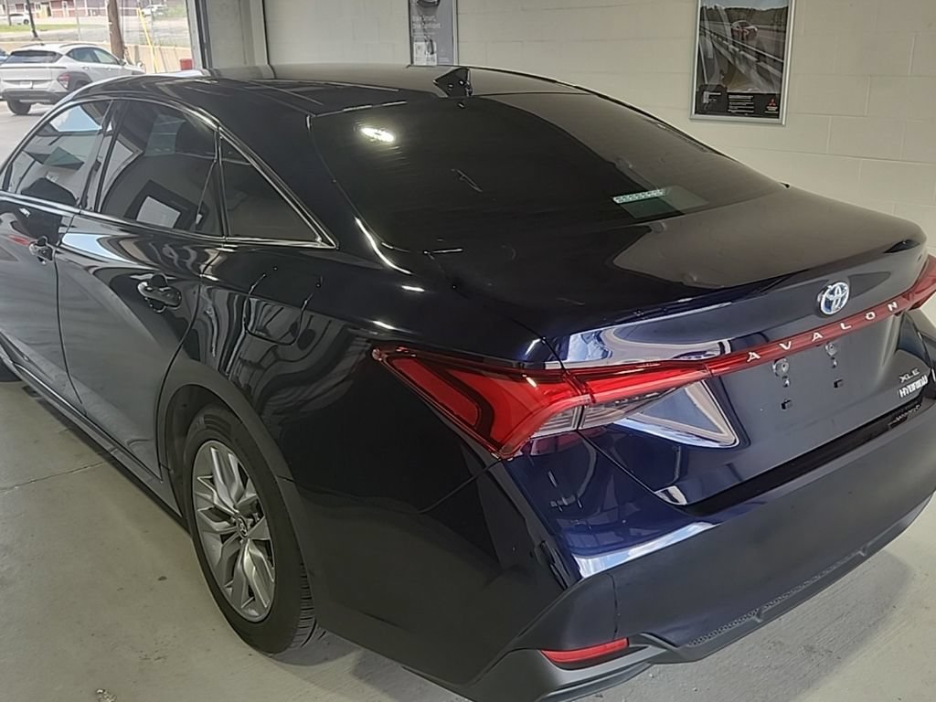 Used 2022 Toyota Avalon XLE w/ Moonroof Package FWD image 4
