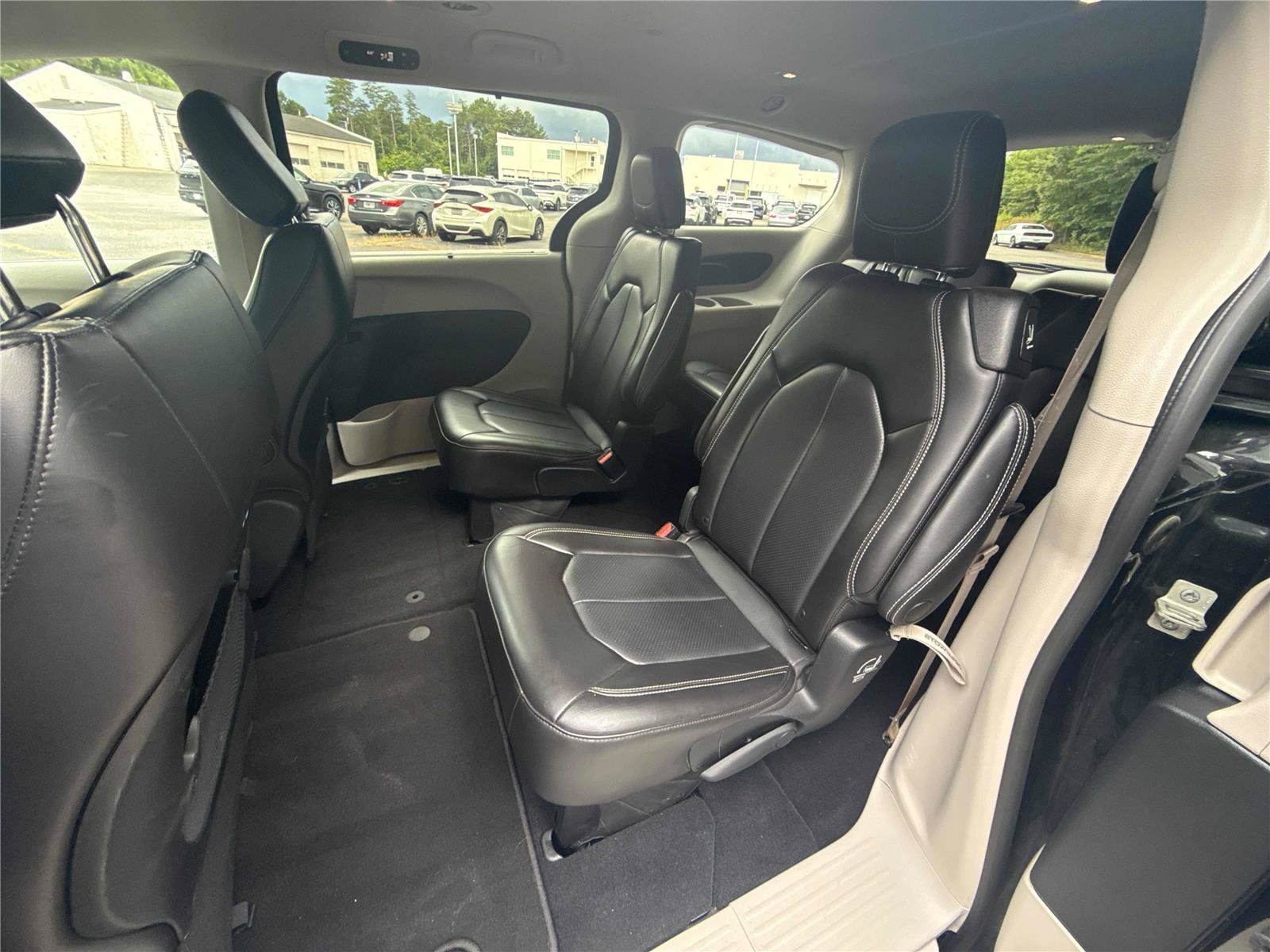 Used 2023 Chrysler Pacifica Touring-L FWD image 11