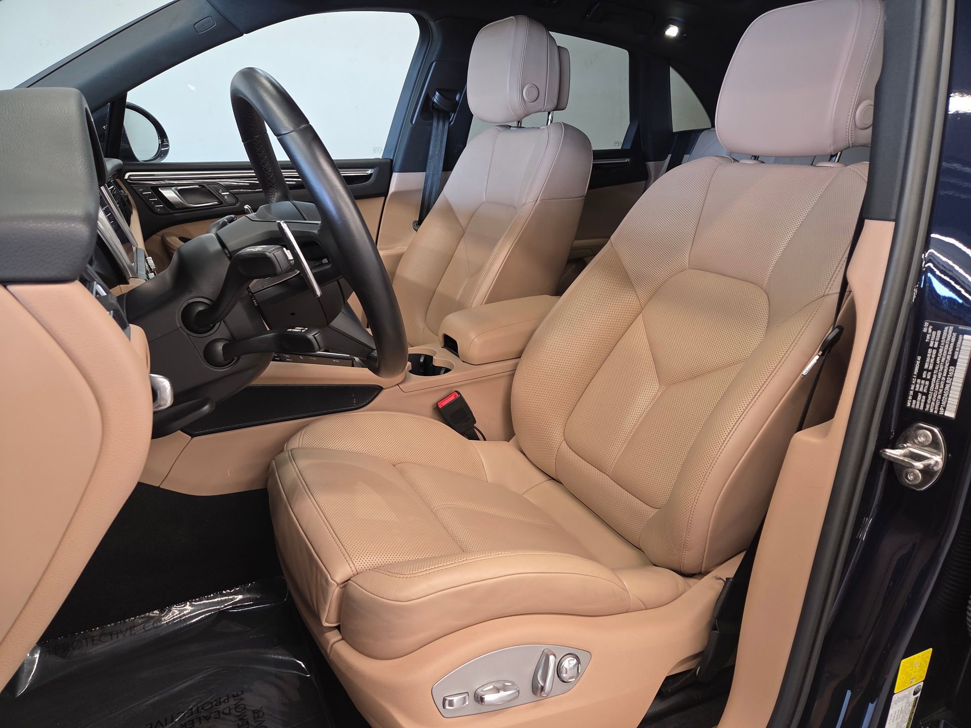 Certified 2022 Porsche Macan S w/ Premium Package Plus AWD/4WD image 5