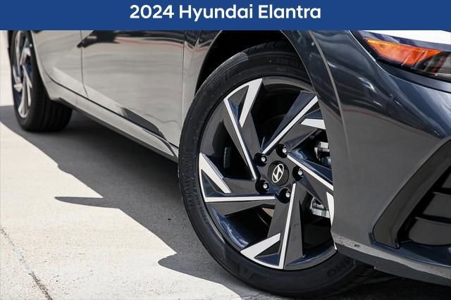Used 2024 Hyundai Elantra SEL w/ Convenience Package image 2