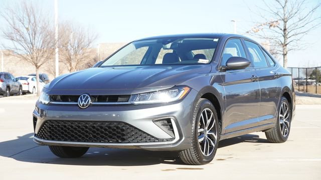 Used 2025 Volkswagen Jetta SE image 3