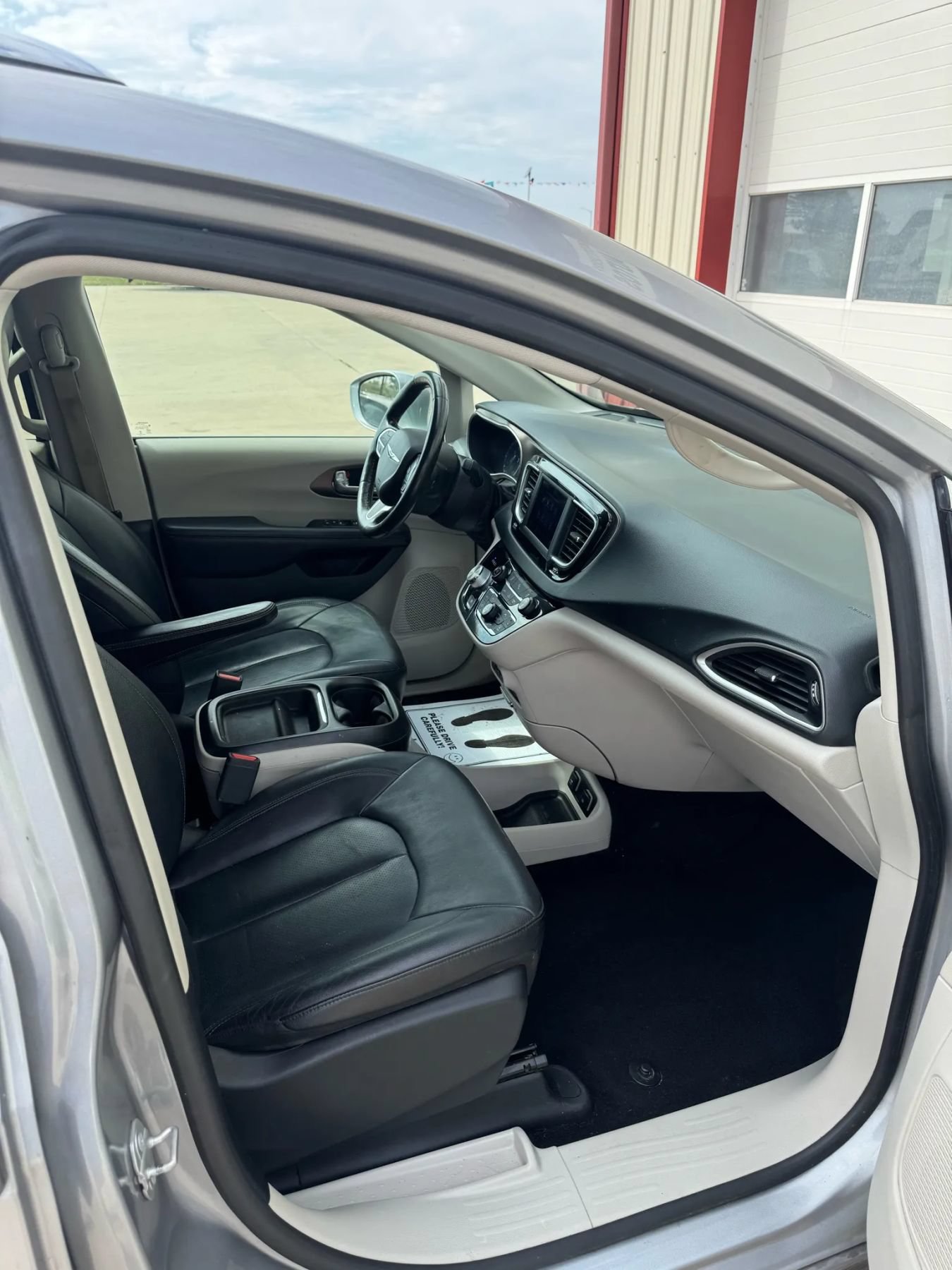 Used 2019 Chrysler Pacifica Touring-L FWD image 22