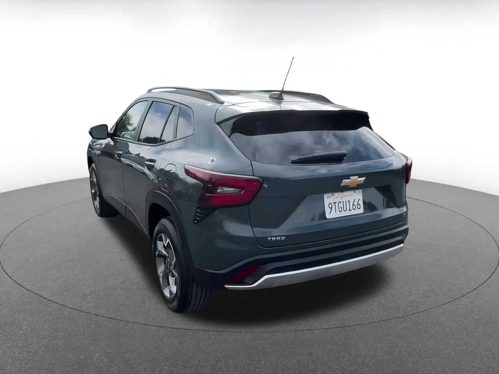 Used 2025 Chevrolet Trax LT w/ LT Convenience Package image 16