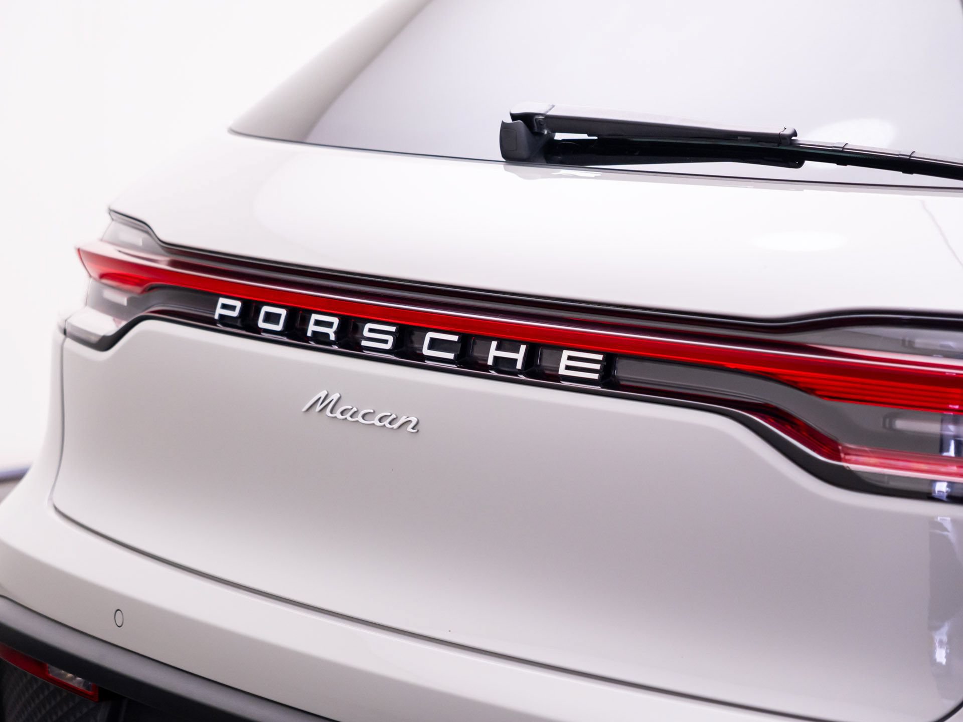Used 2023 Porsche Macan AWD/4WD image 32