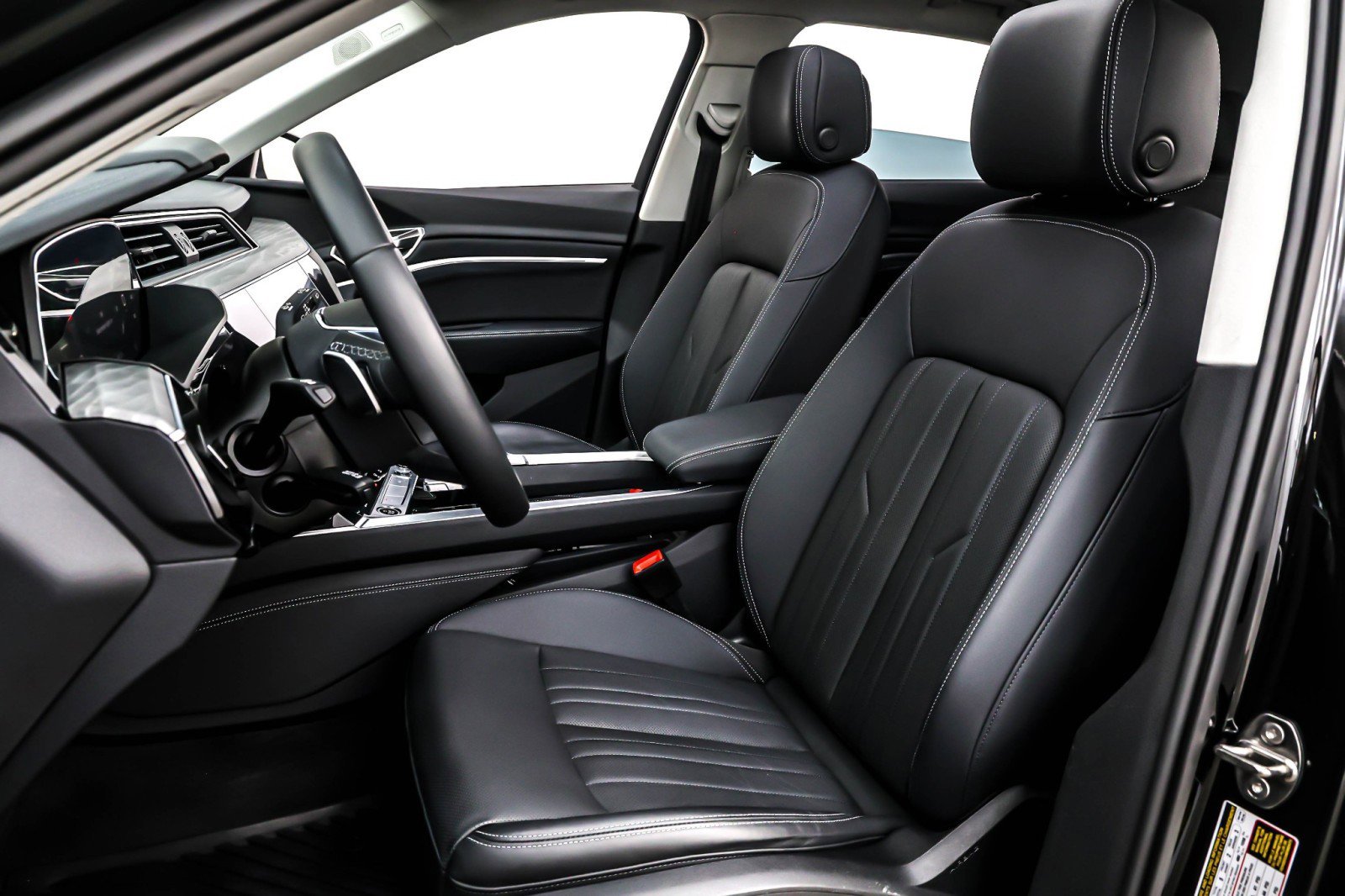 Used 2024 Audi Q8 e-tron Premium Plus image 17