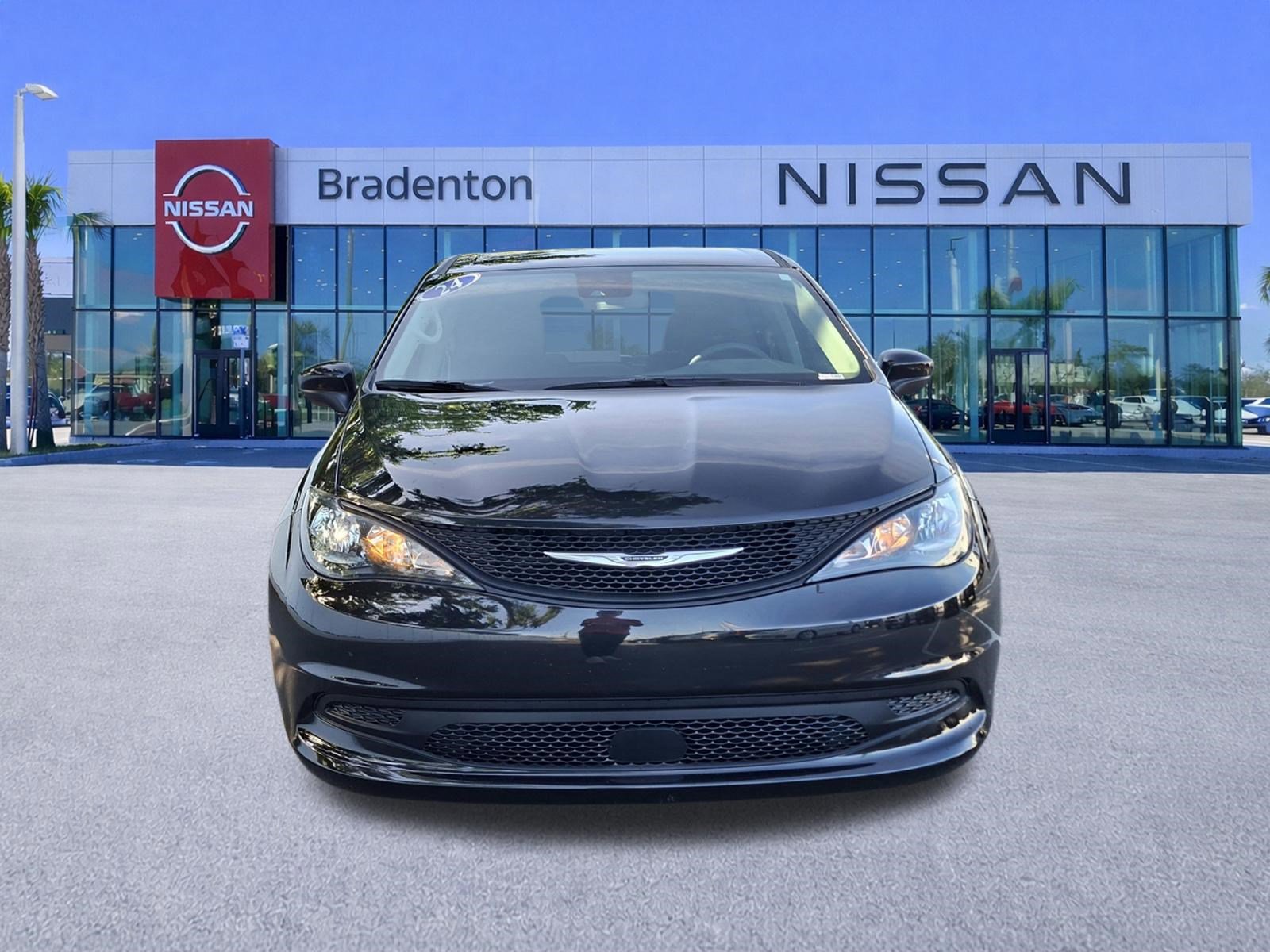 Used 2024 Chrysler Voyager LX image 2