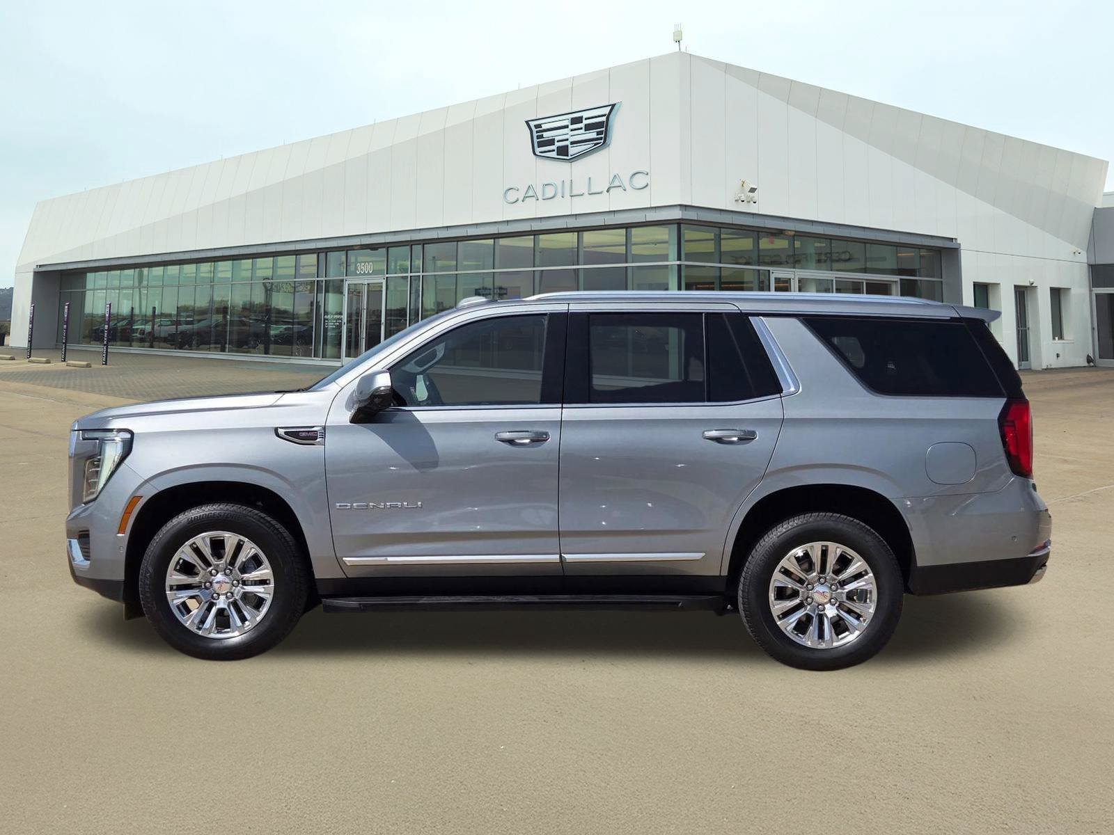 Used 2025 GMC Yukon Denali AWD/4WD image 3