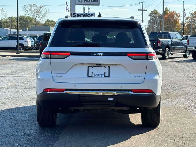 Used 2023 Jeep Grand Cherokee Laredo w/ Luxury Tech Group I AWD/4WD image 38