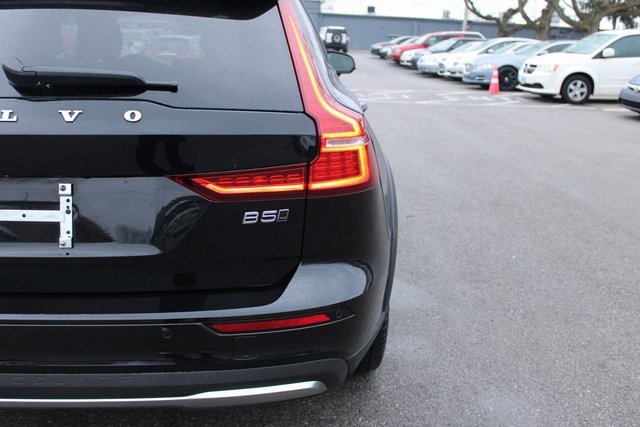 Used 2025 Volvo V60 B5 Cross Country Plus image 46