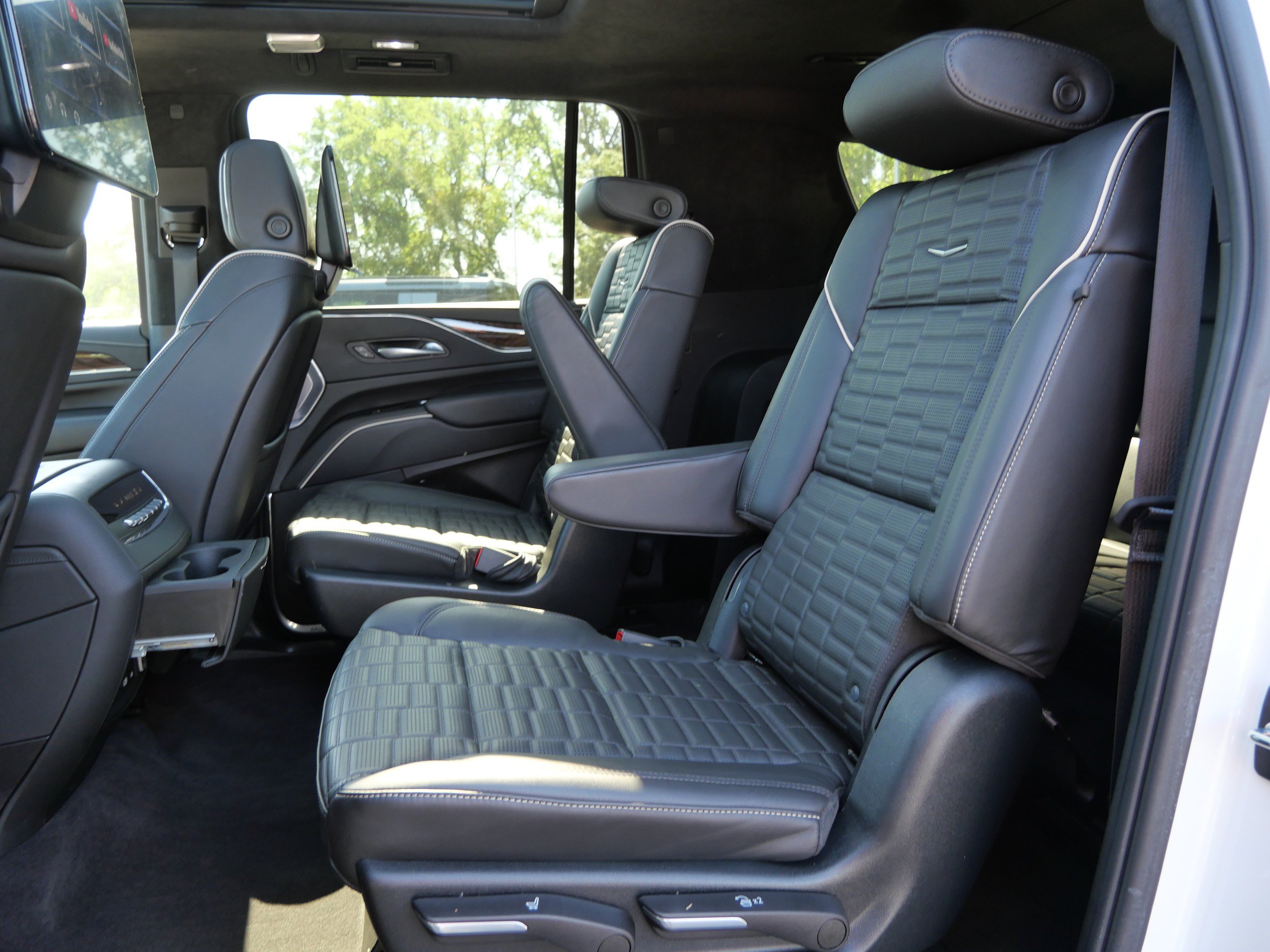 Used 2023 Cadillac Escalade ESV Sport Platinum w/ LPO, ONYX Package AWD/4WD image 15