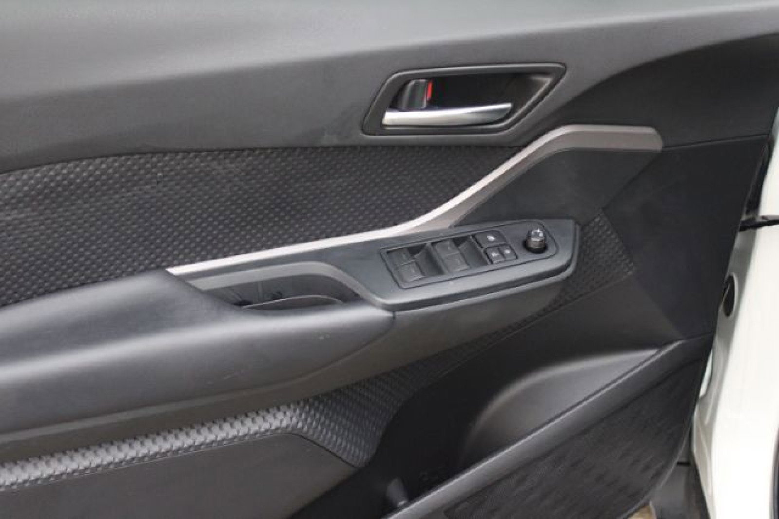 Used 2020 Toyota C-HR LE image 16