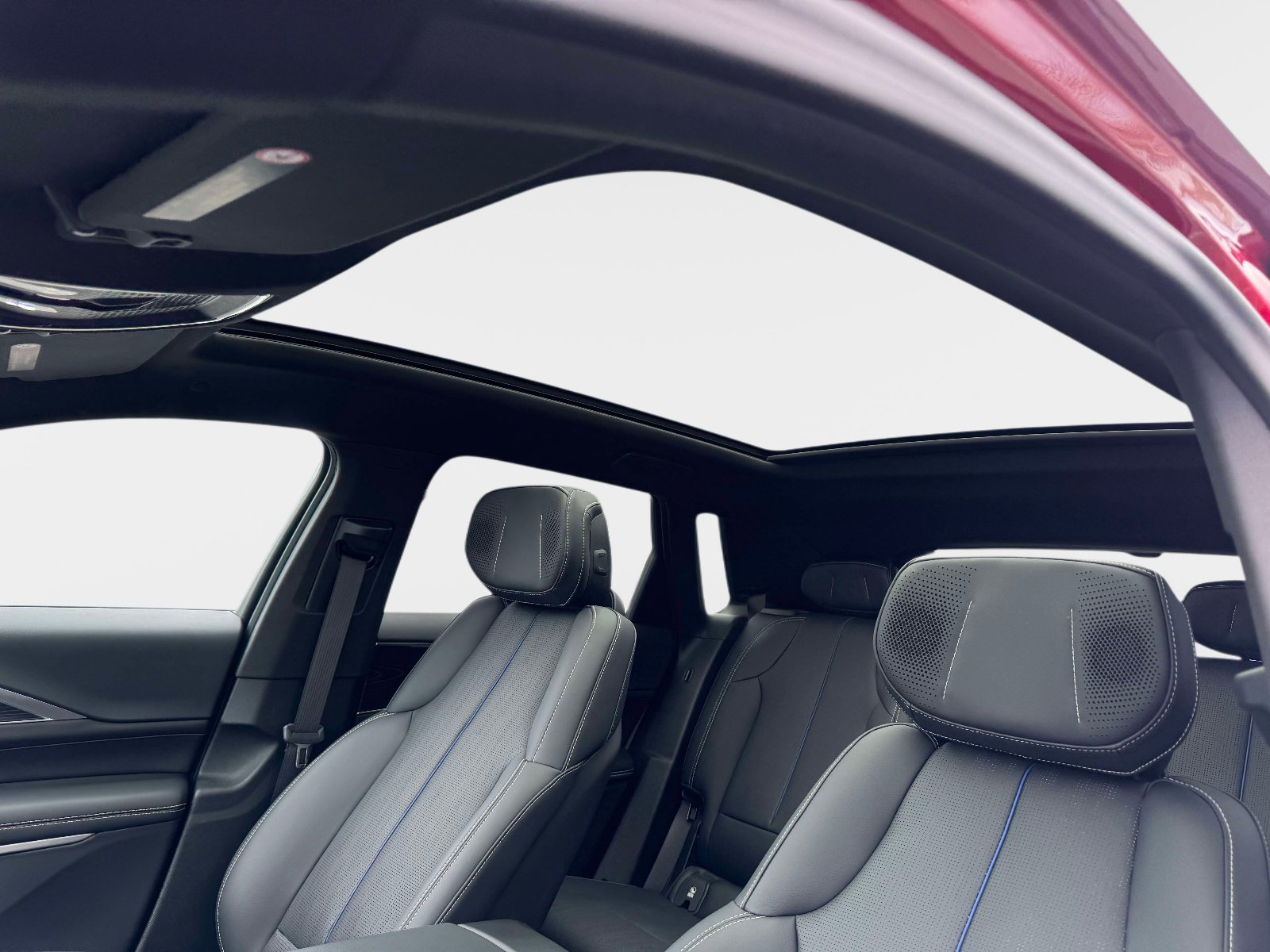 Certified 2025 Cadillac Lyriq Luxury w/ LPO, Floor Liner Package image 22