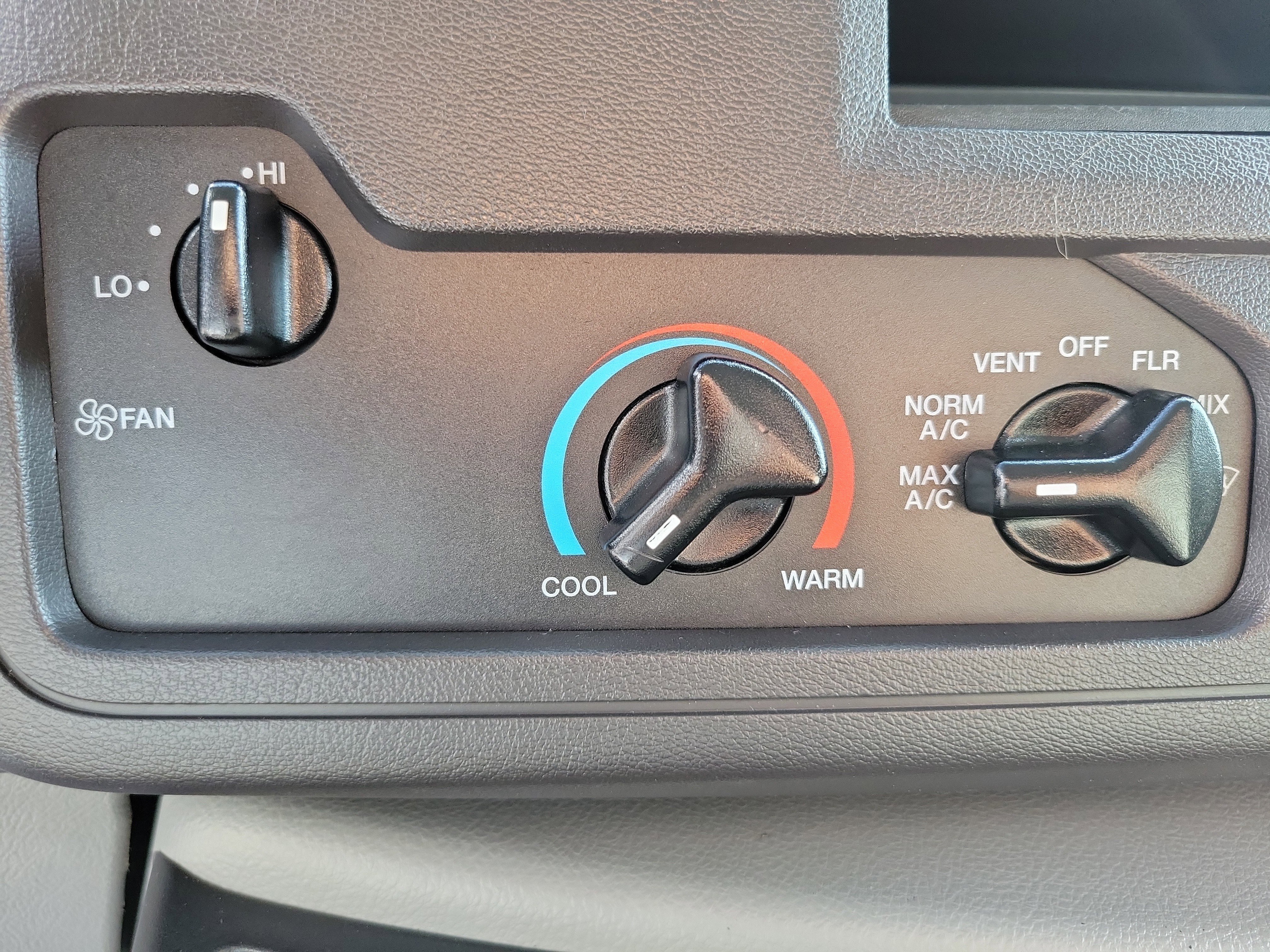 Used 2022 Ford E-350 and Econoline 350 Super Duty image 18