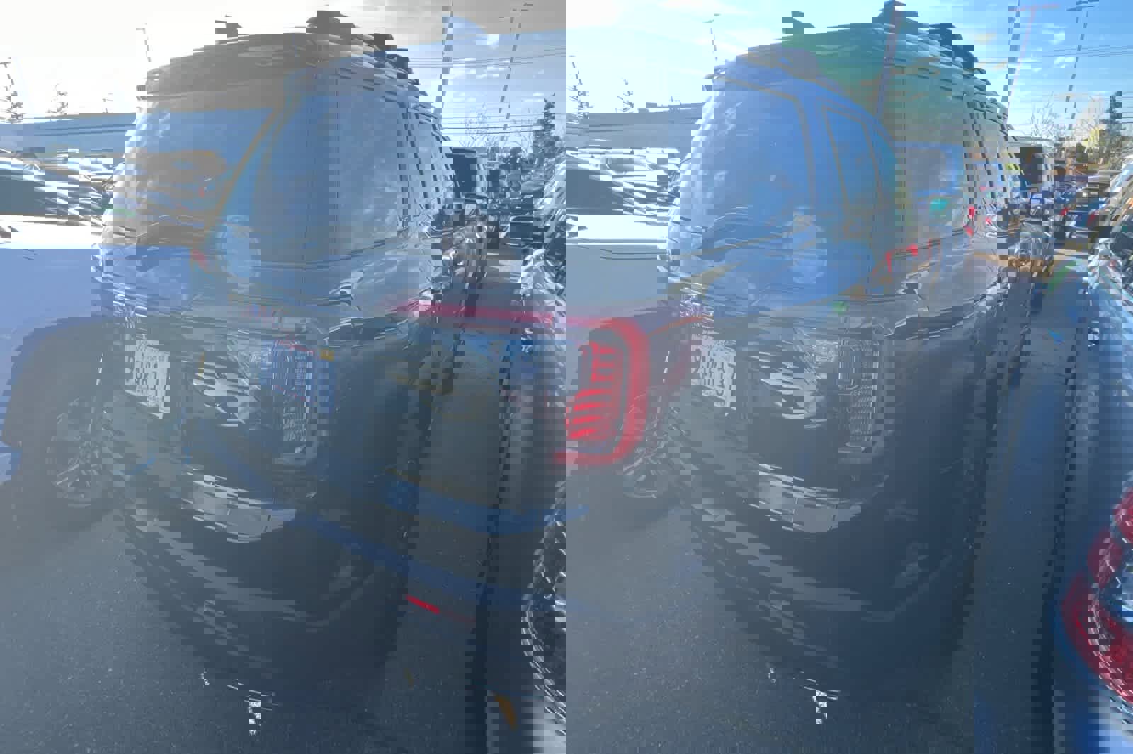 Used 2023 GMC Acadia SLE w/ Elevation Edition image 4