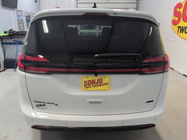 New 2026 Chrysler Pacifica Select image 4