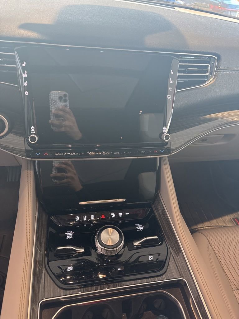 Used 2022 Jeep Wagoneer Series III w/ Premium Group I image 11