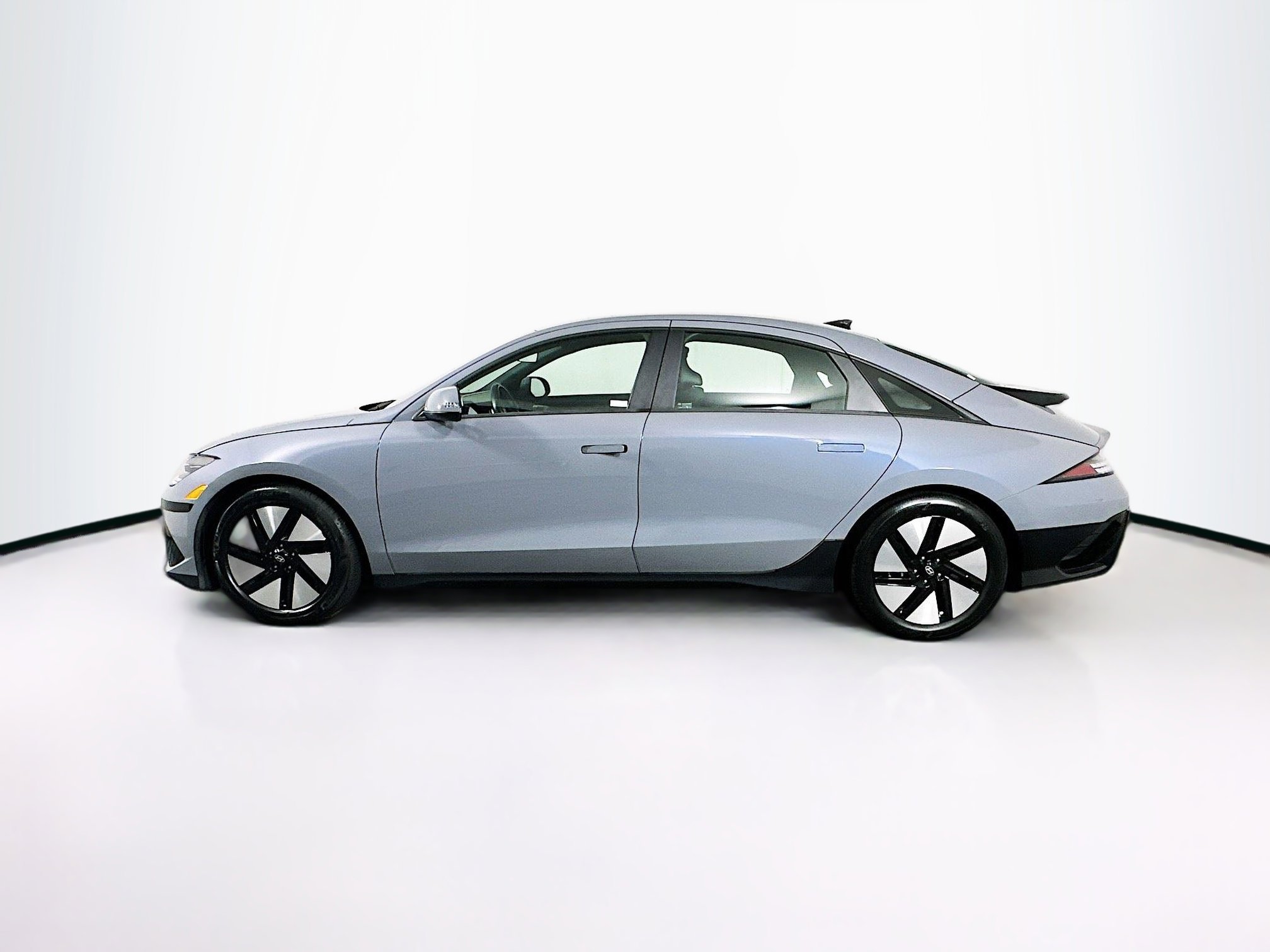 Used 2024 Hyundai Ioniq 6 SE RWD image 4