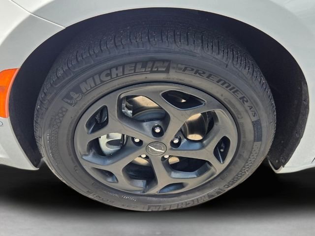 Used 2024 Chrysler Pacifica Limited FWD image 9