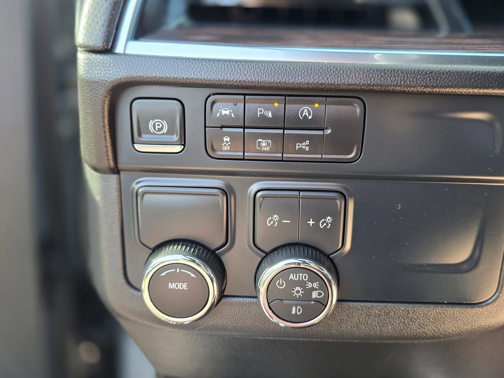 Used 2025 Chevrolet Suburban Premier image 36