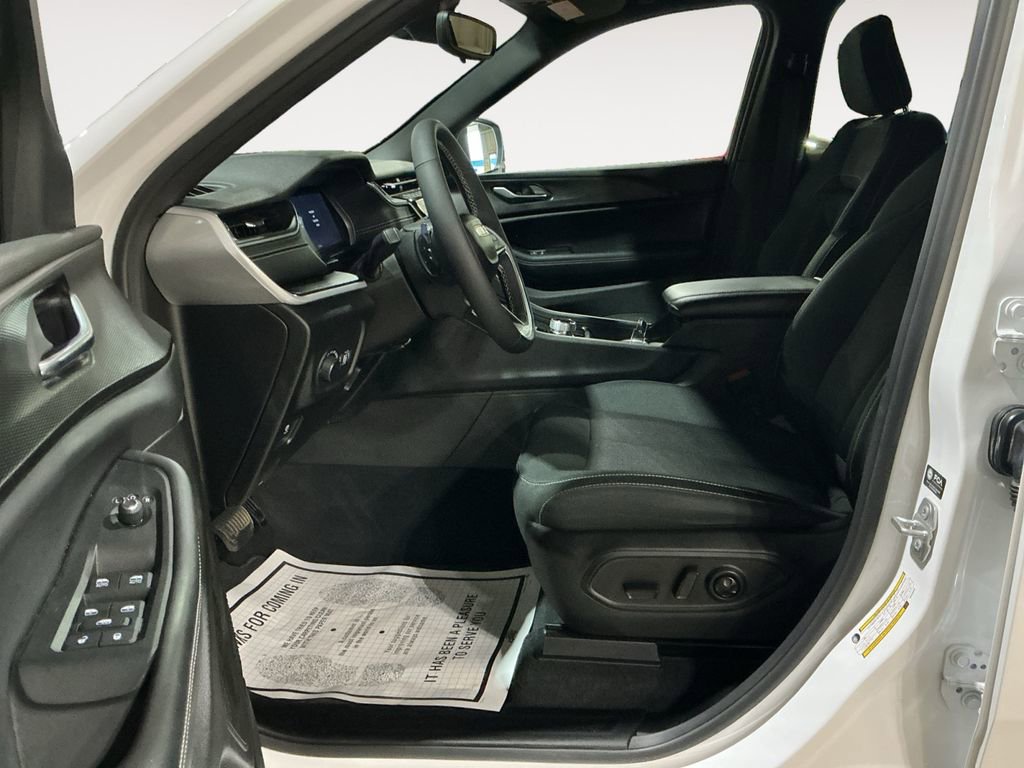 Used 2024 Jeep Grand Cherokee Laredo X w/ Luxury Tech Group I image 9