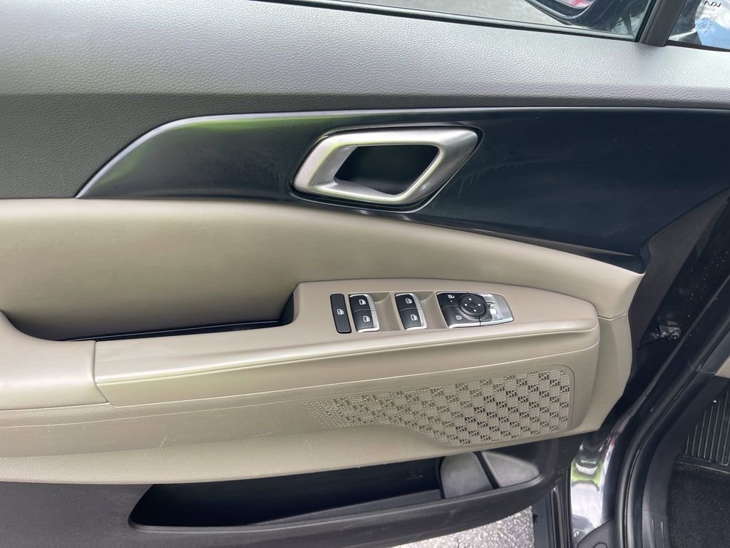 Used 2025 Kia Carnival FWD image 8