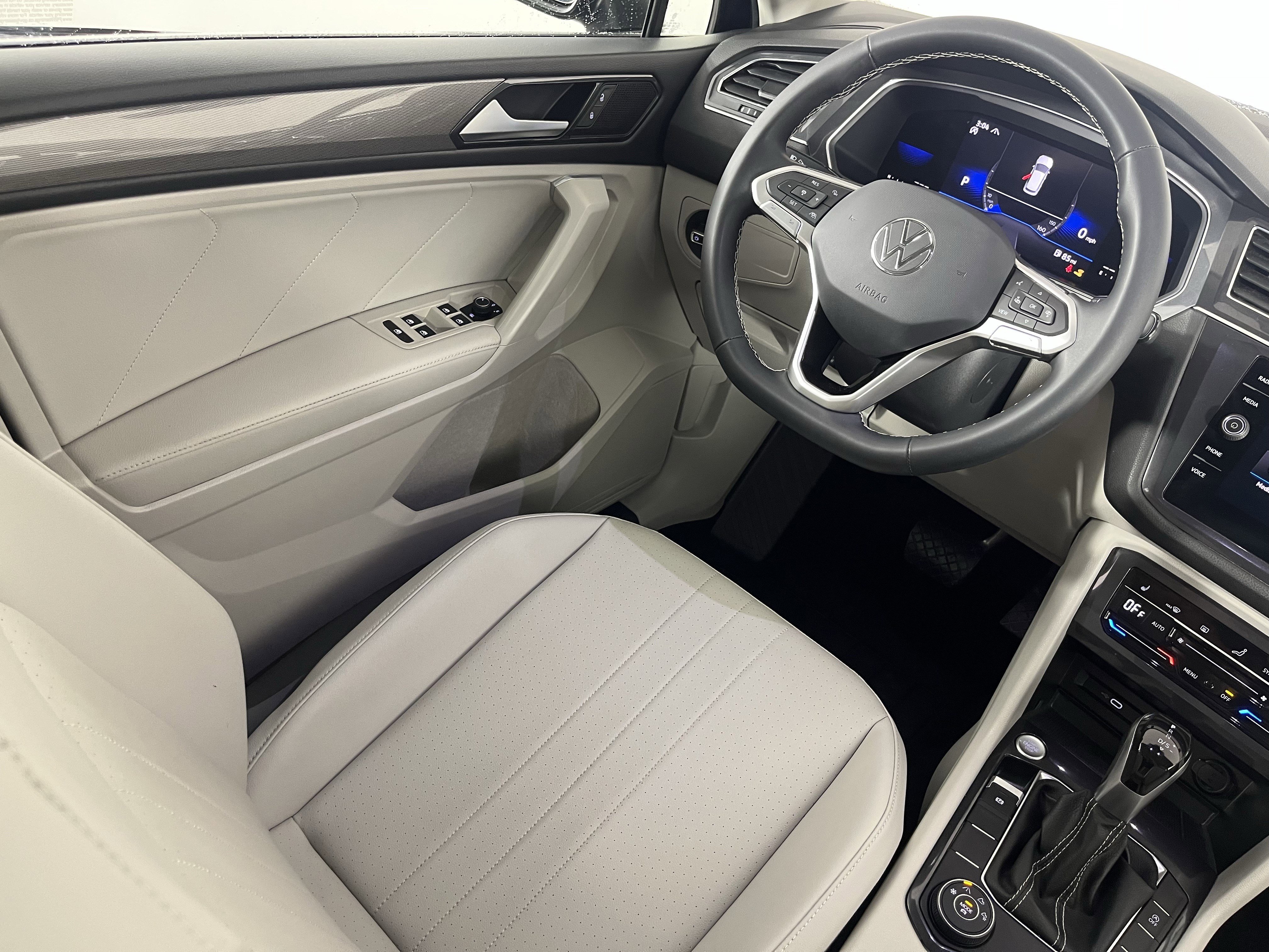 Certified 2022 Volkswagen Tiguan SE w/ Panoramic Sunroof Package image 9