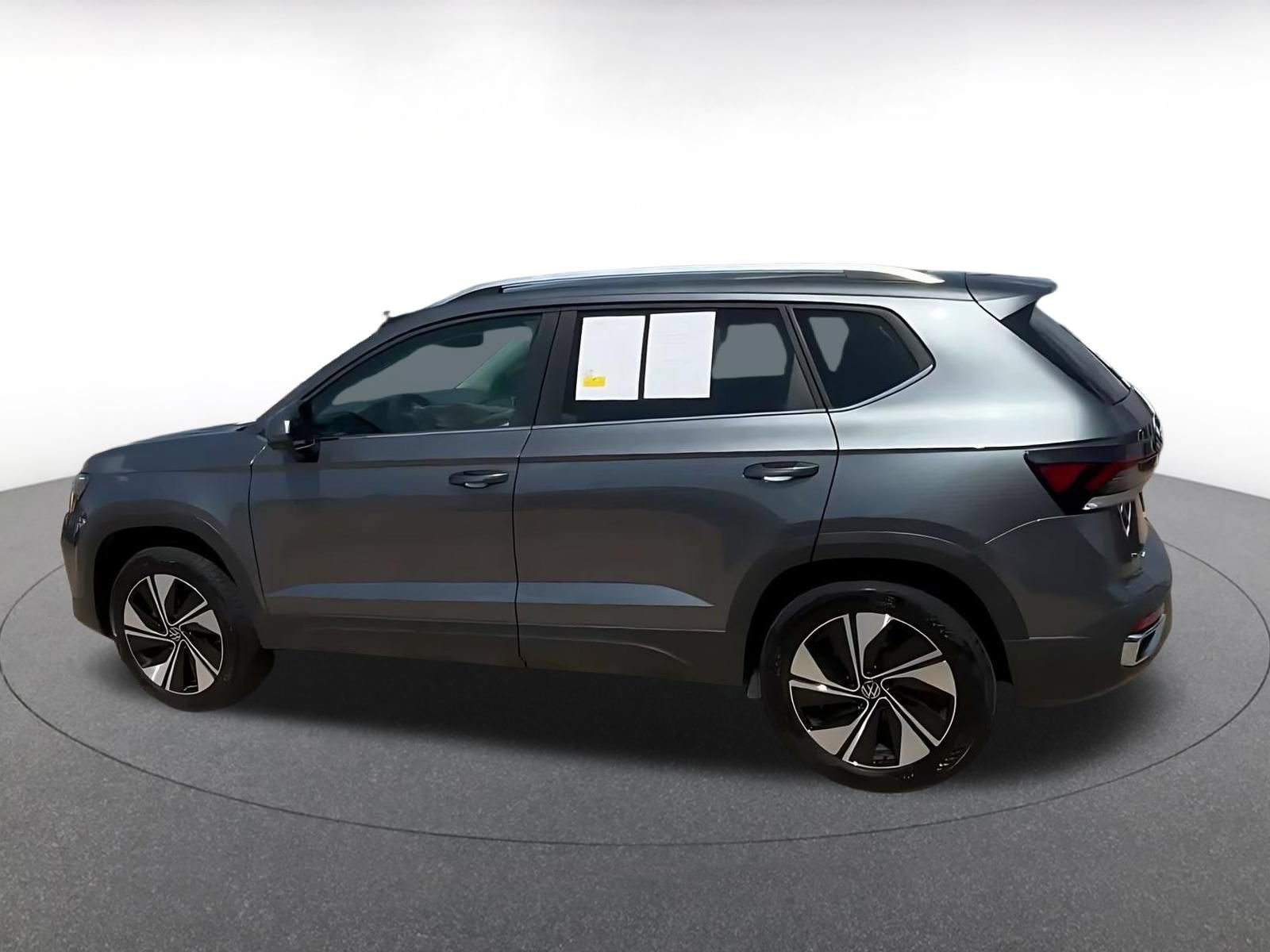 Used 2026 Volkswagen Taos SE AWD/4WD image 8