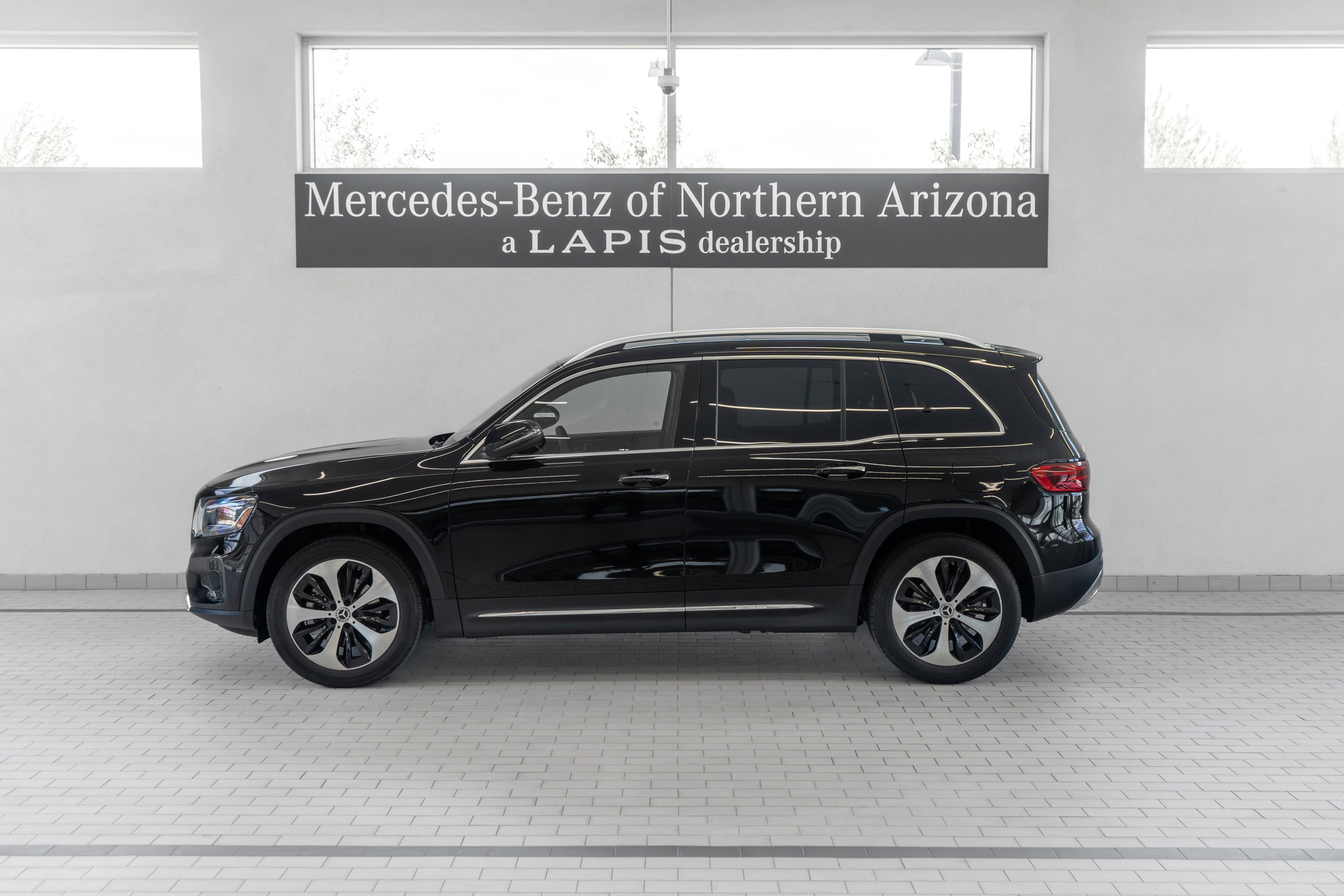 Used 2024 Mercedes-Benz GLB 250 w/ Exclusive Package image 2