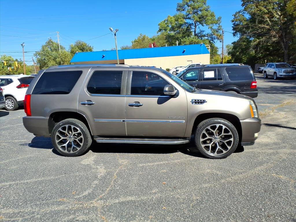 Used 2011 Cadillac Escalade AWD image 2