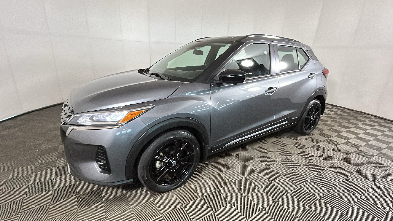 Used 2023 Nissan Kicks SR FWD image 8