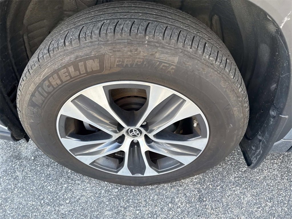 Certified 2024 Toyota Highlander XLE image 11