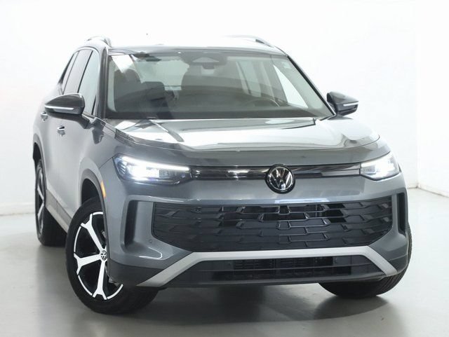 Certified 2025 Volkswagen Tiguan SE AWD/4WD image 2