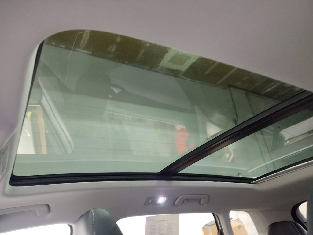 Certified 2023 Volkswagen Taos SE w/ Panoramic Sunroof Package image 32