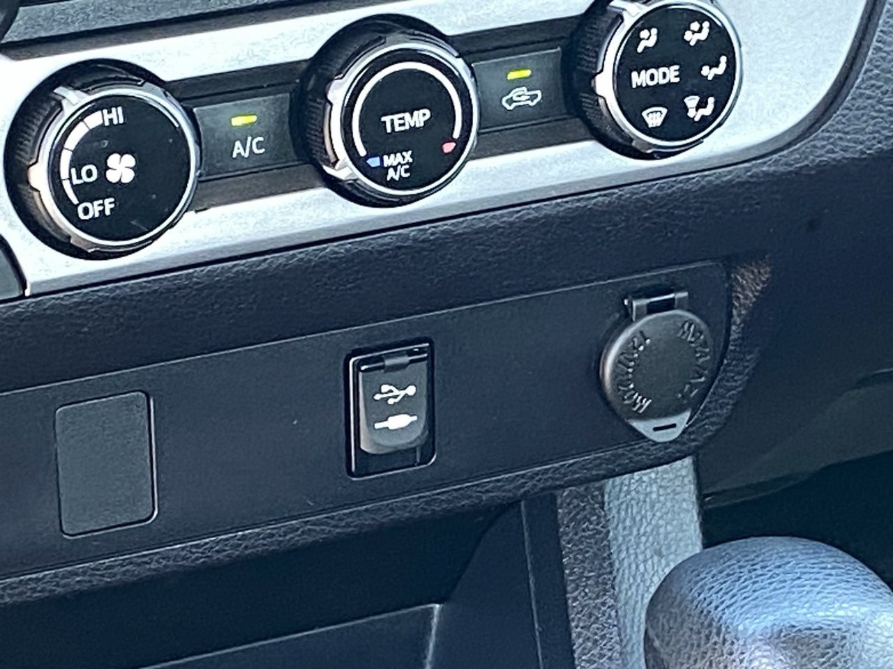 Used 2018 Toyota Tacoma SR w/ SR Convenience Package RWD image 21
