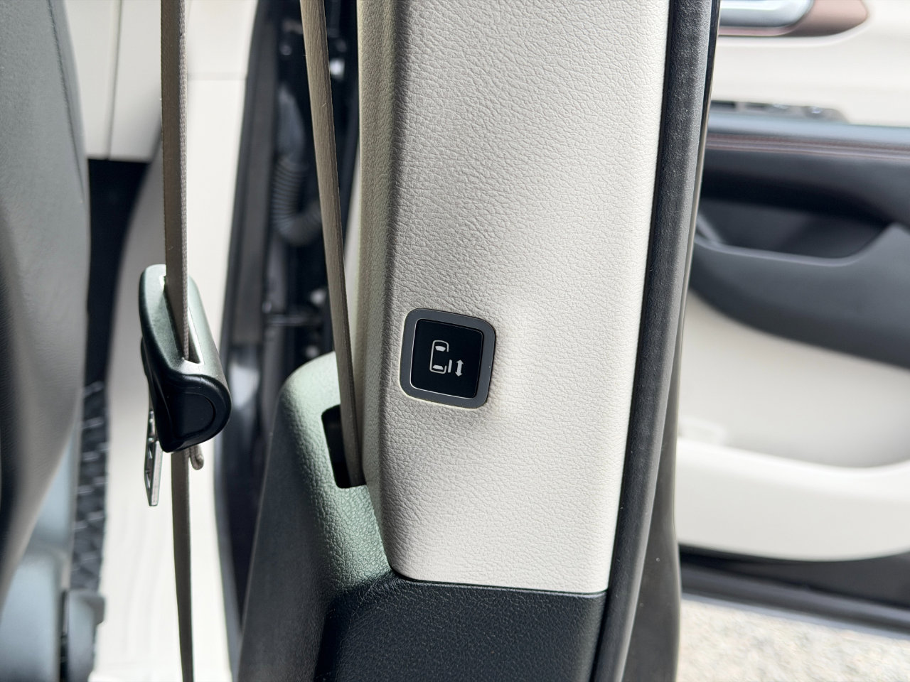 Used 2018 Chrysler Pacifica Touring-L image 39