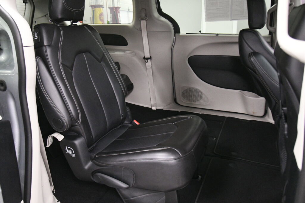 Used 2024 Chrysler Pacifica Touring-L FWD image 22