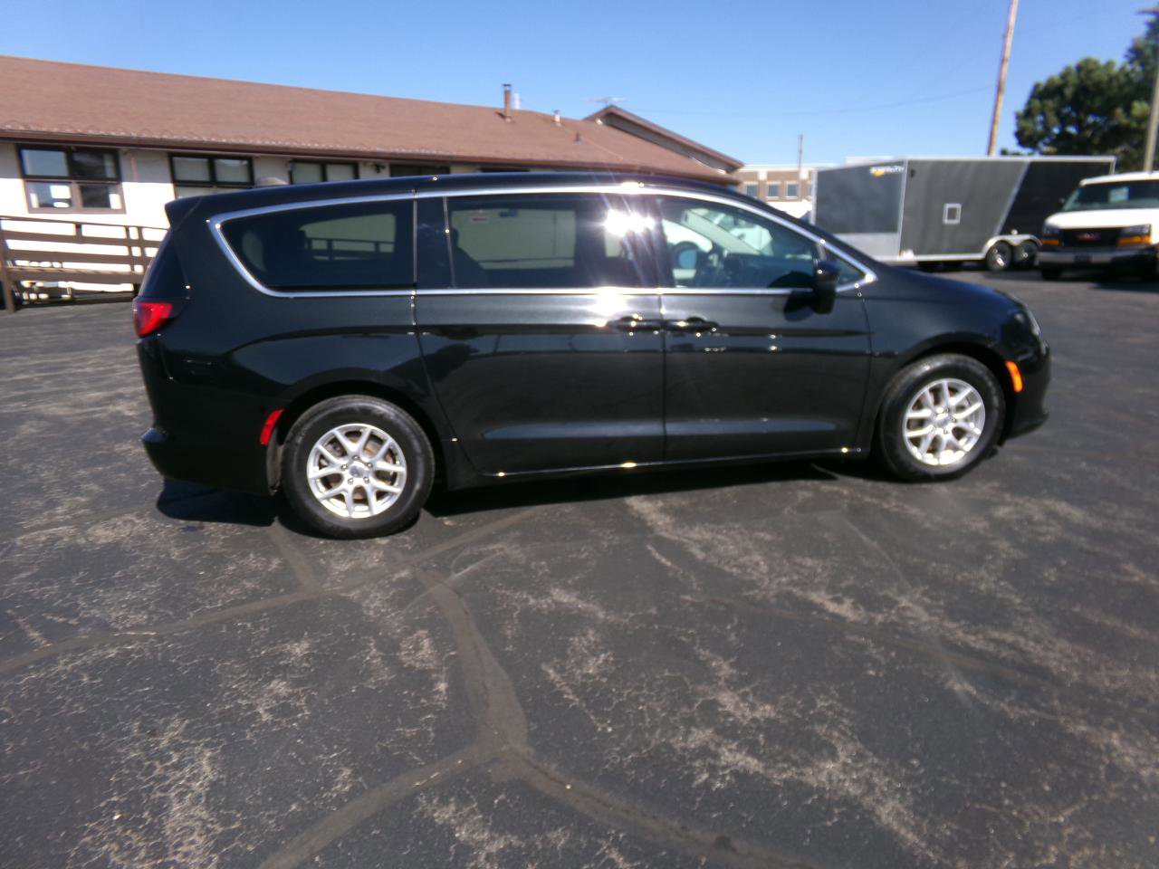 Used 2022 Chrysler Voyager LX FWD image 2