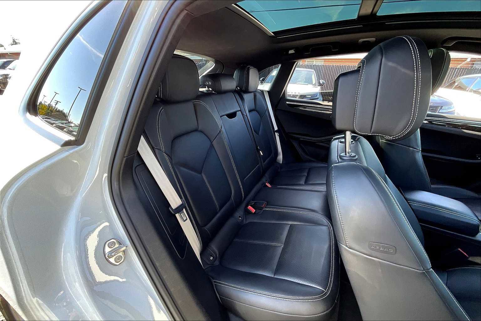 Used 2023 Porsche Macan image 30