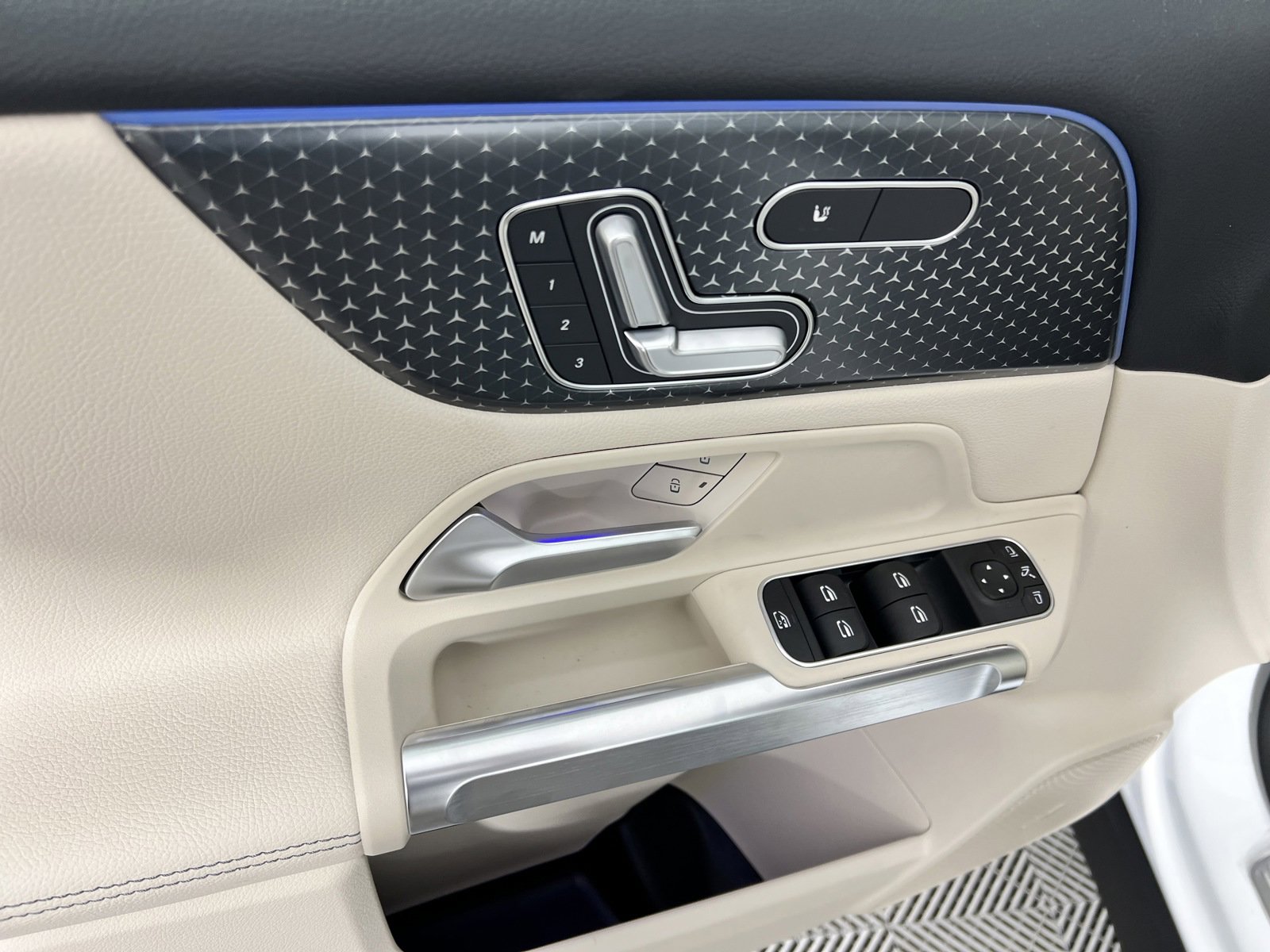 New 2025 Mercedes-Benz GLB 250 image 19
