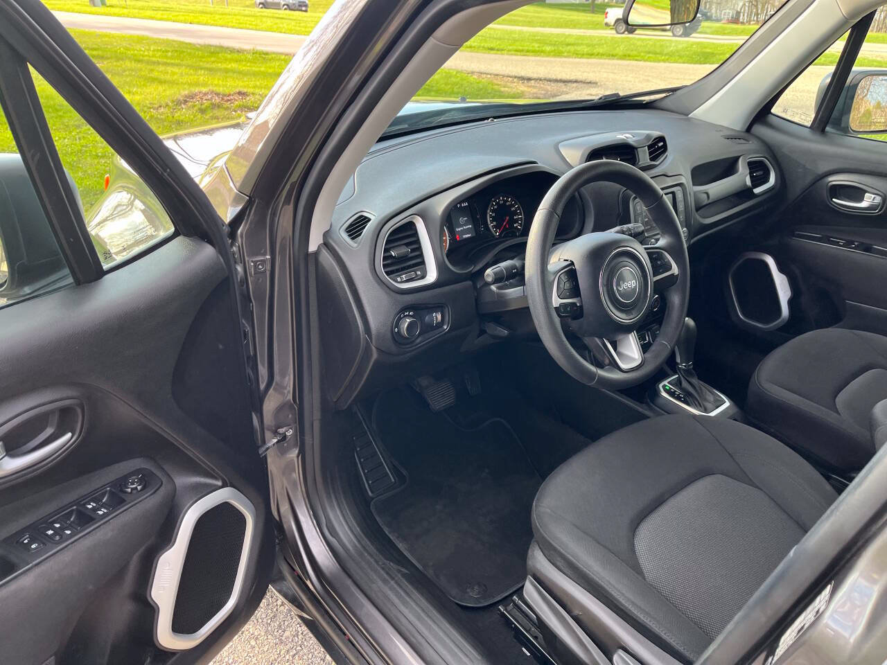 Used 2019 Jeep Renegade Sport w/ Sport Appearance Group AWD/4WD image 11