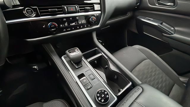 Used 2024 Nissan Pathfinder SV image 14