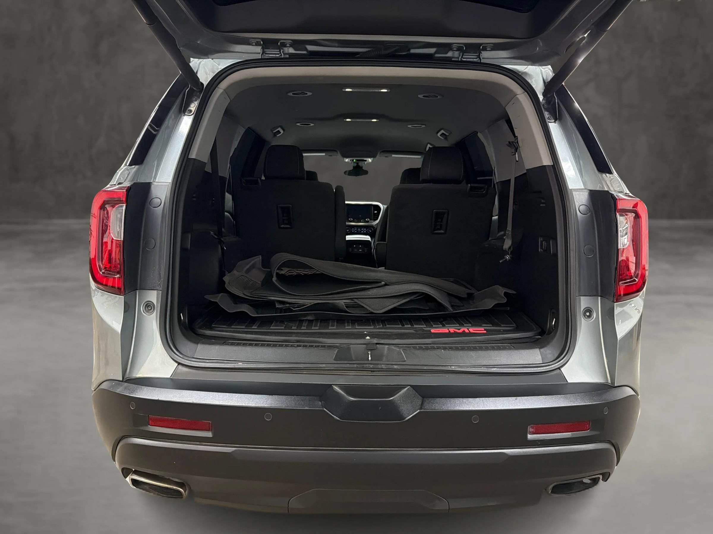 Used 2023 GMC Acadia SLE w/ Driver Convenience Package FWD image 10
