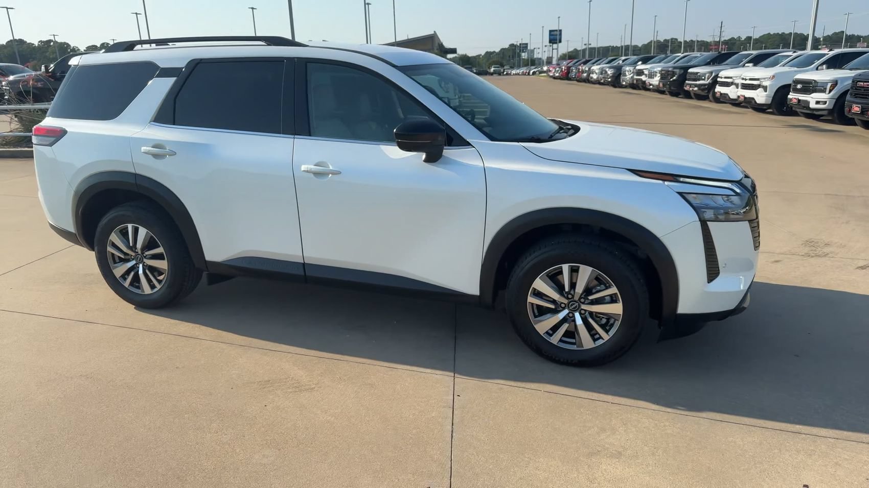 Used 2026 Nissan Pathfinder SL AWD/4WD image 2