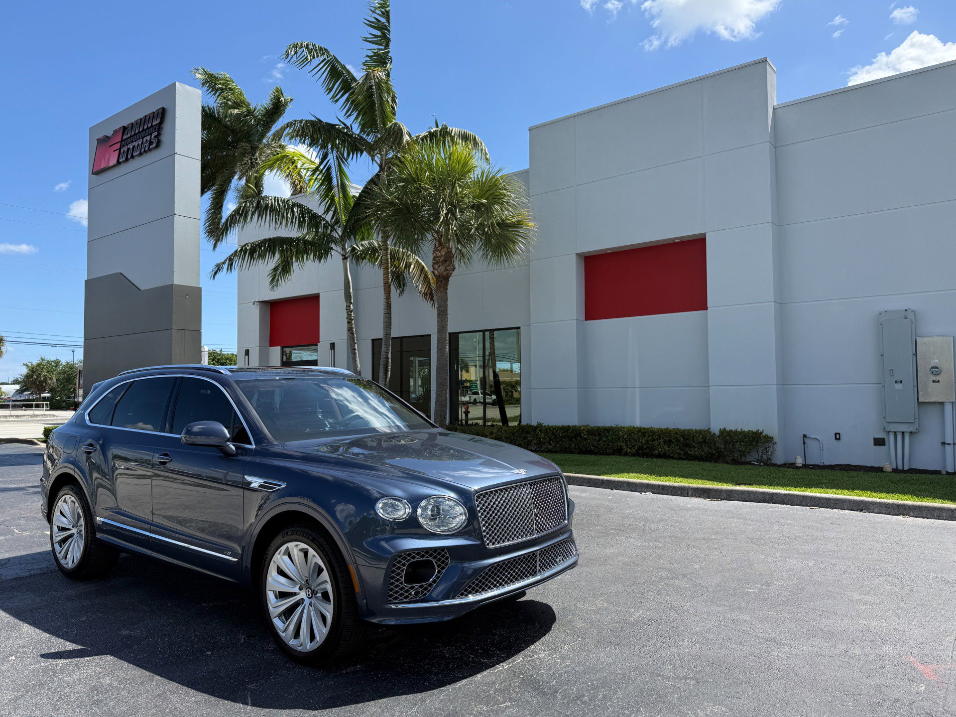 Used 2021 Bentley Bentayga AWD/4WD image 1