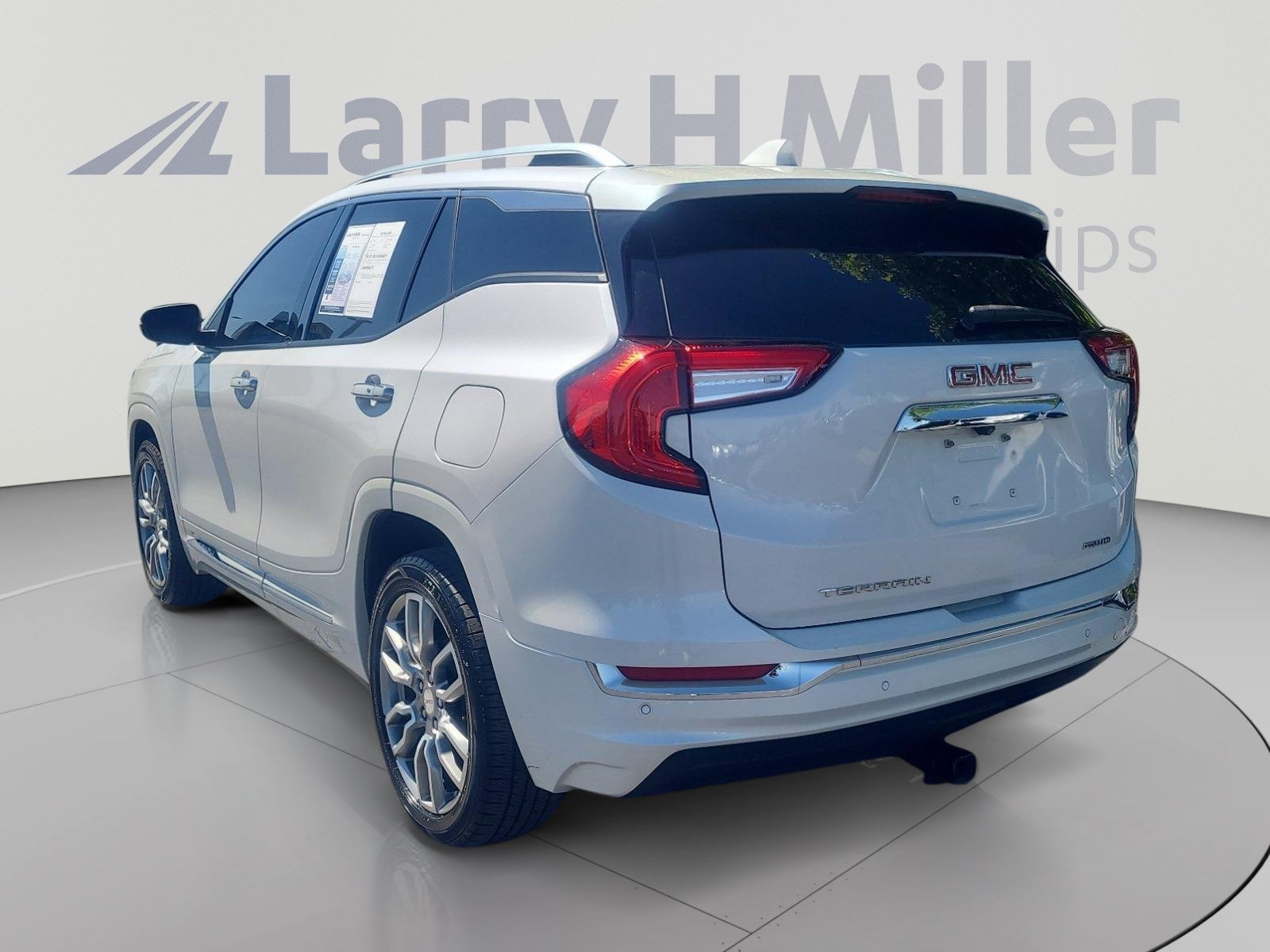 Used 2022 GMC Terrain Denali w/ Denali Premium Package AWD/4WD image 3
