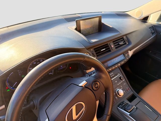 Used 2015 Lexus CT 200h w/ Navigation Package FWD image 9